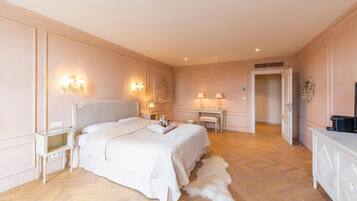 Romantische suite | Een minibar, een kluis op de kamer, individueel gedecoreerd