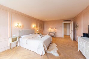 Suite romántica | Minibar, caja de seguridad en la habitación y decoración personalizada