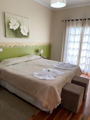 Habitació de luxe, banyera d'hidromassatge | Minibar, caixa forta a l'habitació i planxa i posts de planxar