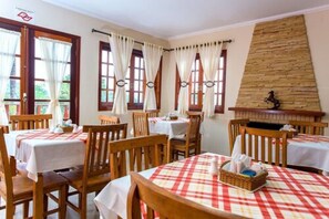 Café da manhã com buffet grátis todos os dias