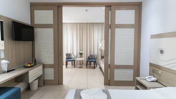 Junior Suite - Family Sea View Room | Coffres-forts dans les chambres, chambres insonorisées