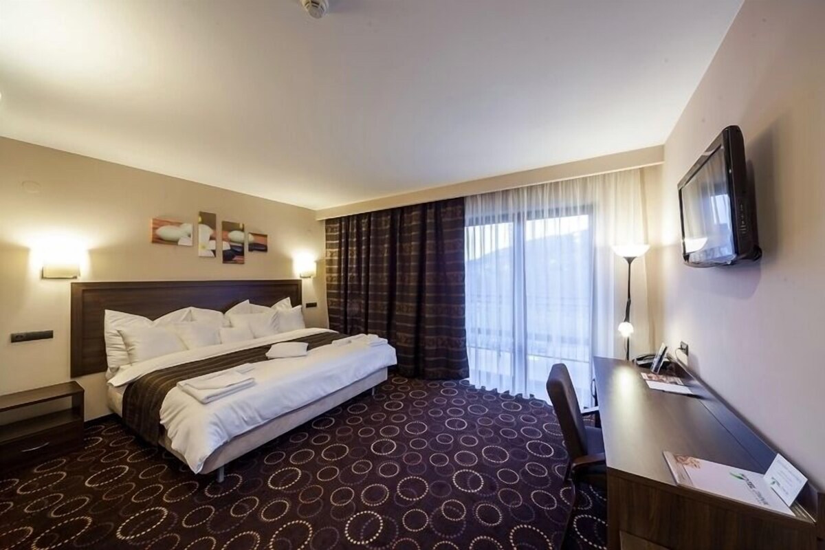 Luxe beddengoed, een bureau, een strijkplank/strijkijzer