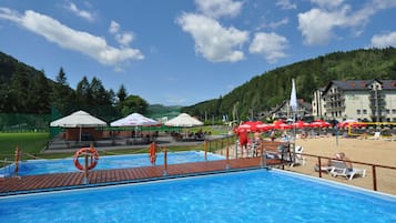 Piscina coperta, piscina all'aperto, lettini