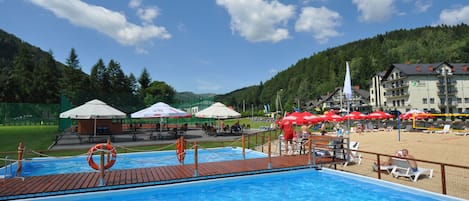 Una piscina cubierta, una piscina al aire libre, tumbonas