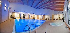 Piscina coberta, piscina a l'aire lliure i gandules