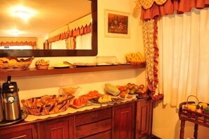 TĂ€gliches inbegriffenes kontinentales FrĂŒhstĂŒck