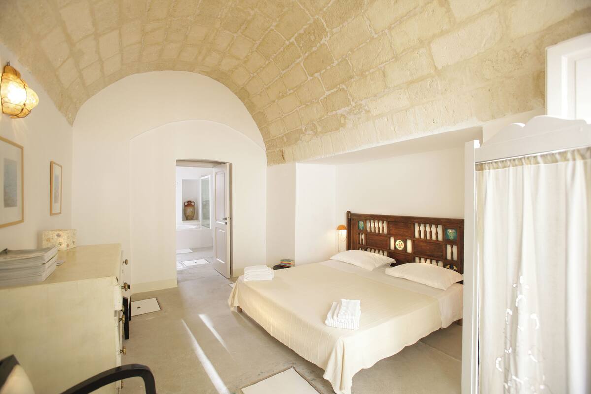 Ropa de cama de alta calidad y minibar 