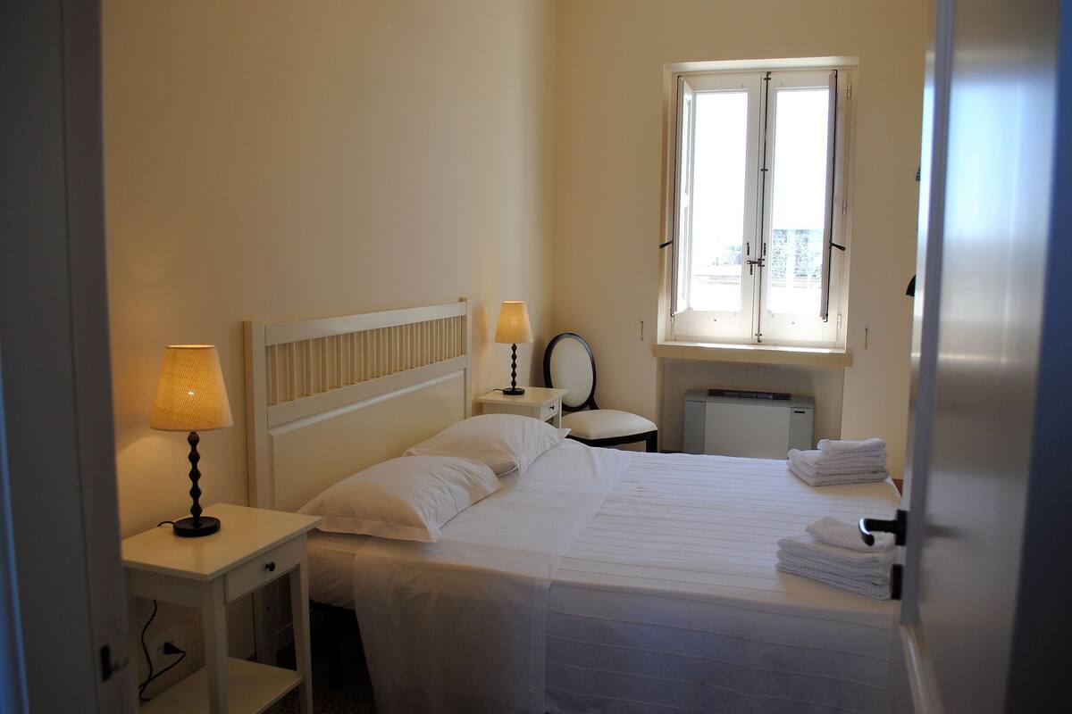 Ropa de cama de alta calidad y minibar 