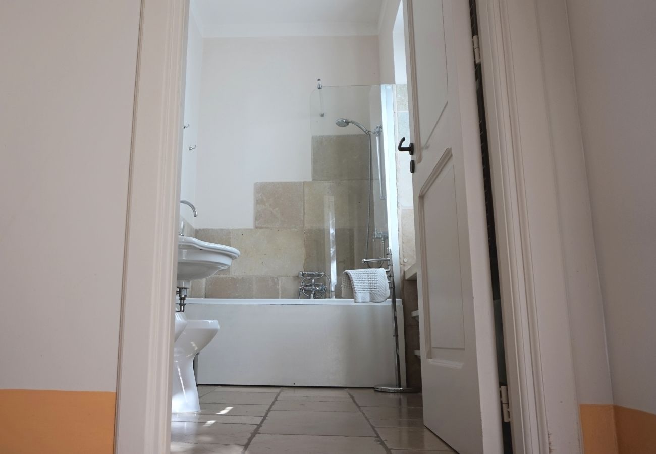 Une salle de bain avec une baignoire, une douche et des toilettes.