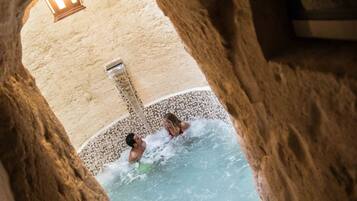 2 สระว่ายน้ำกลางแจ้ง, ร่มริมสระว่ายน้ำ, เก้าอี้อาบแดดริมสระ