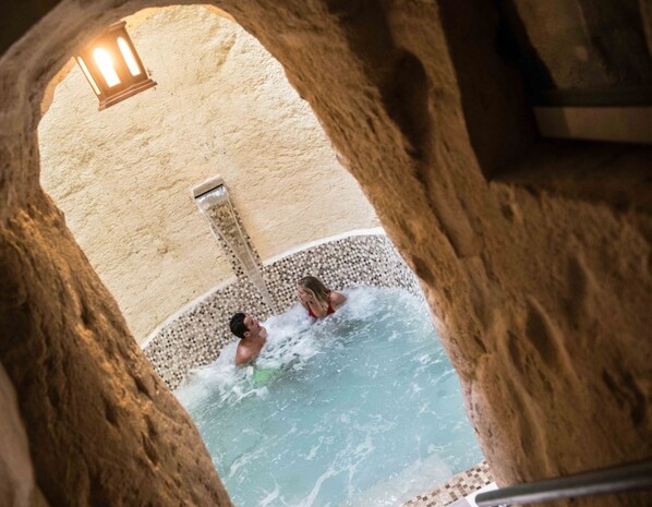 2 室外游泳池，池畔遮阳伞，日光浴躺椅