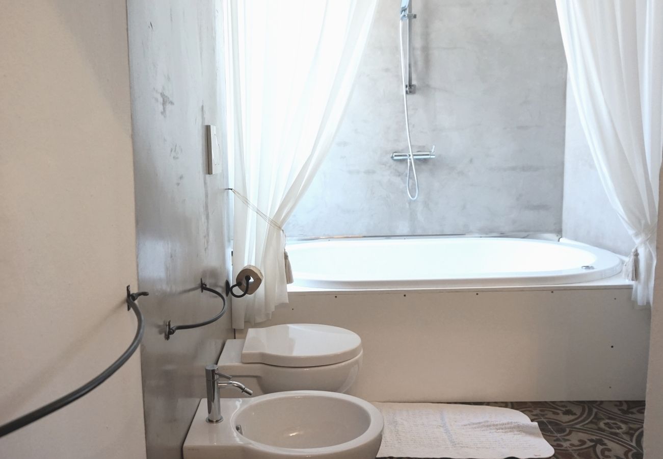 Un baño con inodoro, lavamanos y bañera.
