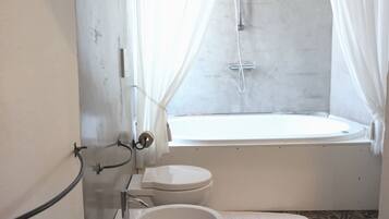 Un baño con inodoro, lavamanos y bañera.