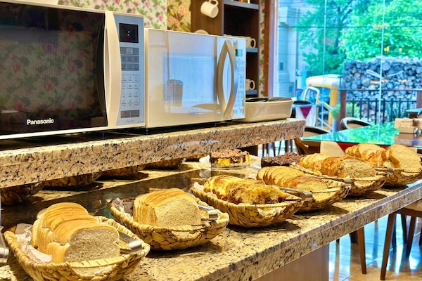 Café da manhã com buffet grátis todos os dias