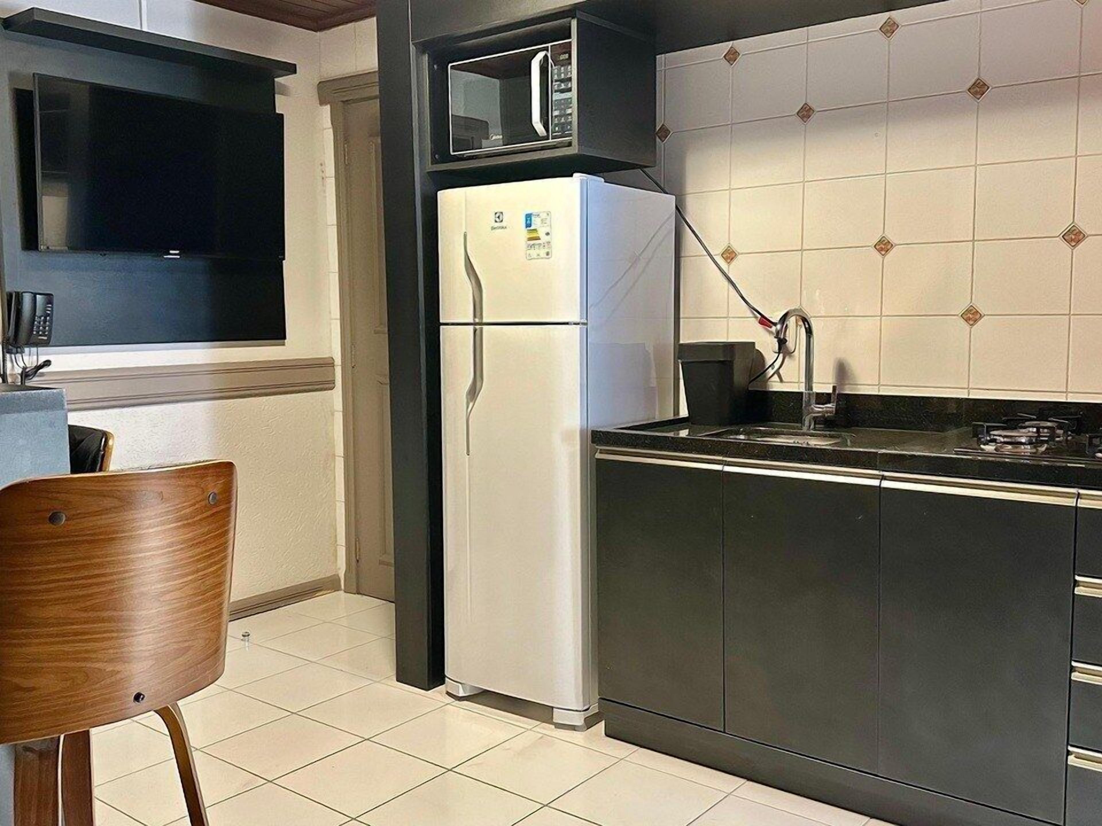 deluxe suite, 1 bedroom, kitchen | private kitchen | fridge, microwave, electric kettle