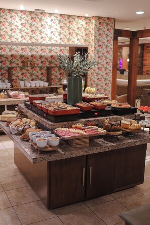 Free daily buffet breakfast - Hotel Glamour da Serra (Gramado)