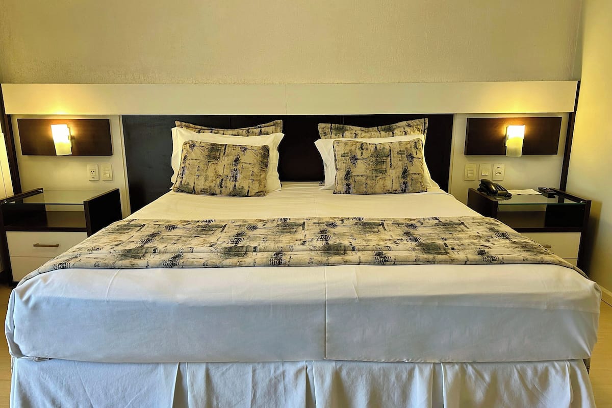 Kamar Twin Deluks, 1 kamar tidur, ensuite | Minibar, tirai kedap cahaya, kedap suara, dan setrika/meja setrika