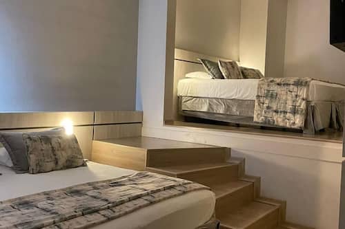 Quarto quádruplo luxo | Frigobar, cortinas blackout, quartos à prova de som