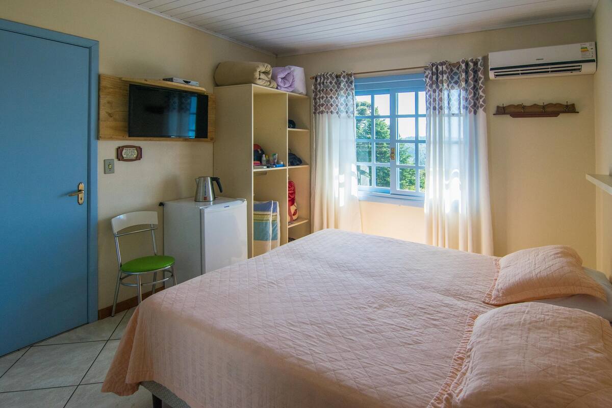 Minibar, iron/ironing board, free WiFi, bed sheets
