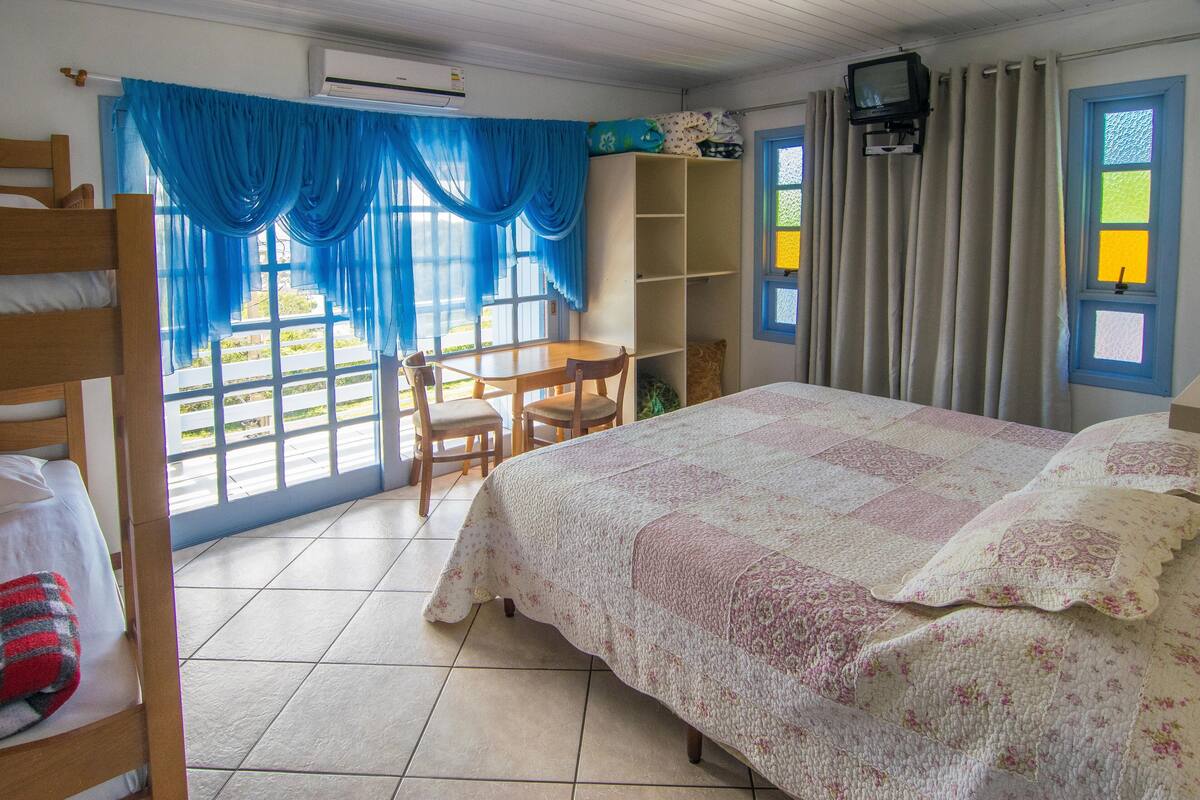Minibar, iron/ironing board, free WiFi, bed sheets