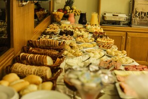 包含每日自助早餐