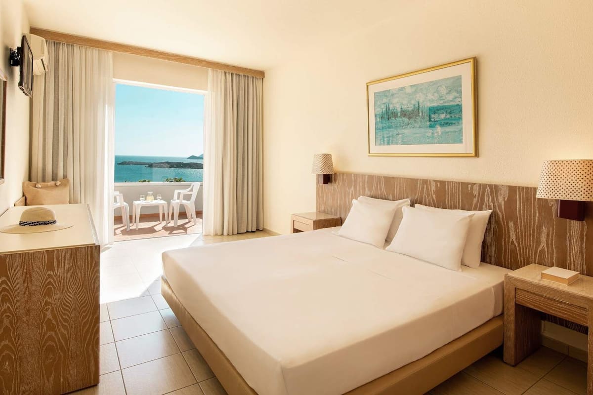 Caja de seguridad en la habitación y cortinas blackout