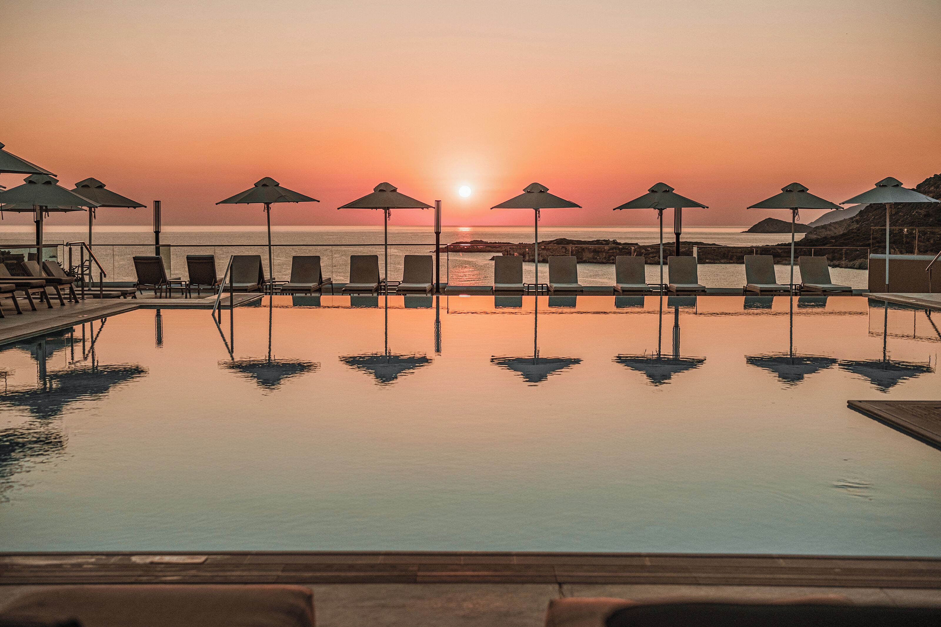 2 室外游泳池，08:00 至 18:00 开放，池畔遮阳伞，日光浴躺椅