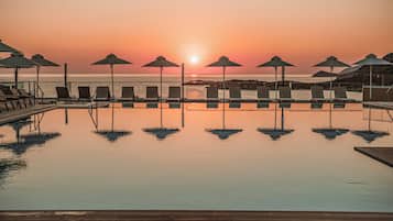 2 piscinas al aire libre (de 08:00 a 18:00), sombrillas, tumbonas