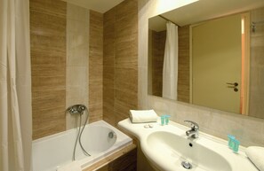 Phòng 4, quang cảnh vườn | Phòng tắm | Đồ dùng nhà tắm miễn phí, máy sấy tóc, khăn tắm, xà phòng 