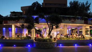 3 restaurants, breakfast served