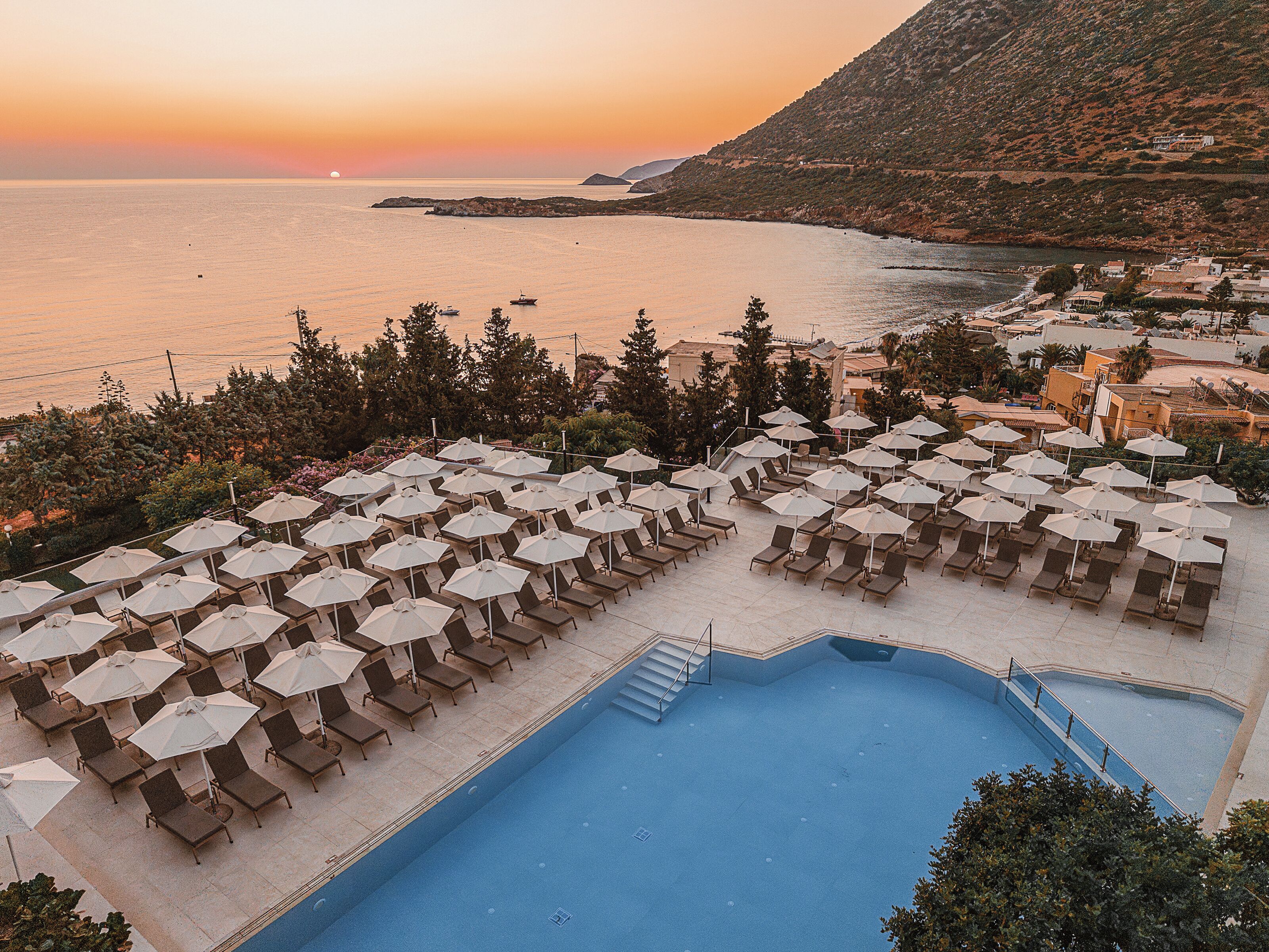 2 Außenpools, geöffnet von 08:00 Uhr bis 18:00 Uhr, Sonnenschirme