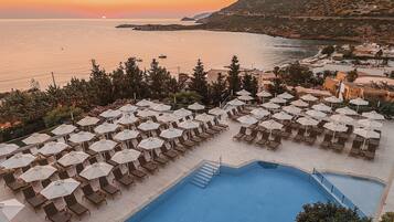 2 Außenpools, geöffnet von 08:00 Uhr bis 18:00 Uhr, Sonnenschirme