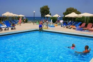 Outdoor pool, pool umbrellas, sun loungers - Cretan Filoxenia Beach Hotel (Chersonissos)