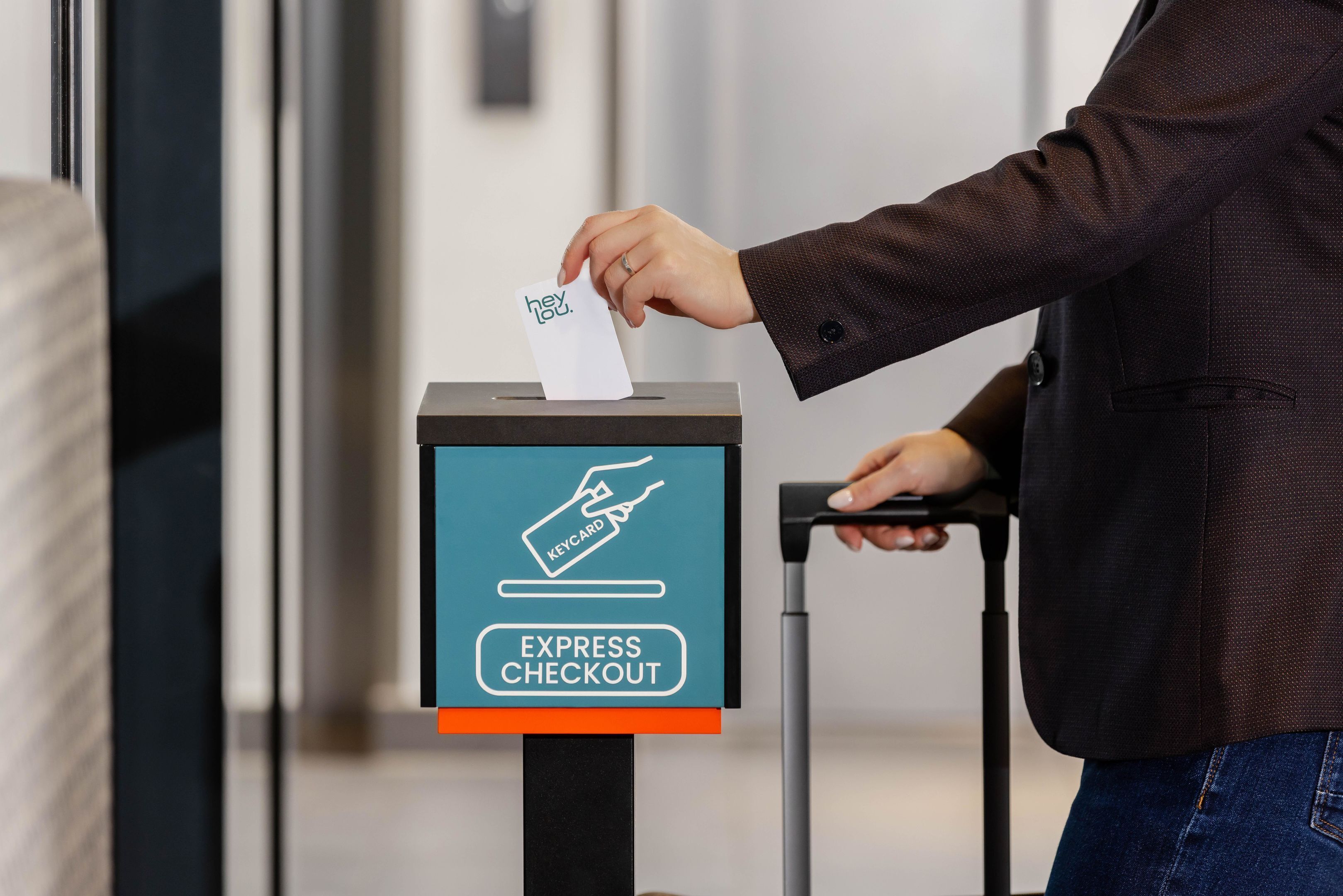 Une personne utilise un terminal de paiement rapide en utilisant une carte à puce.