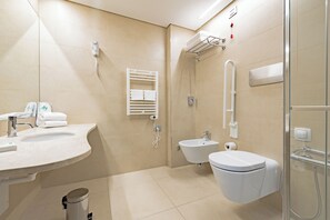 Douche, articles de toilette gratuits, sĂšche-cheveux, chaussons