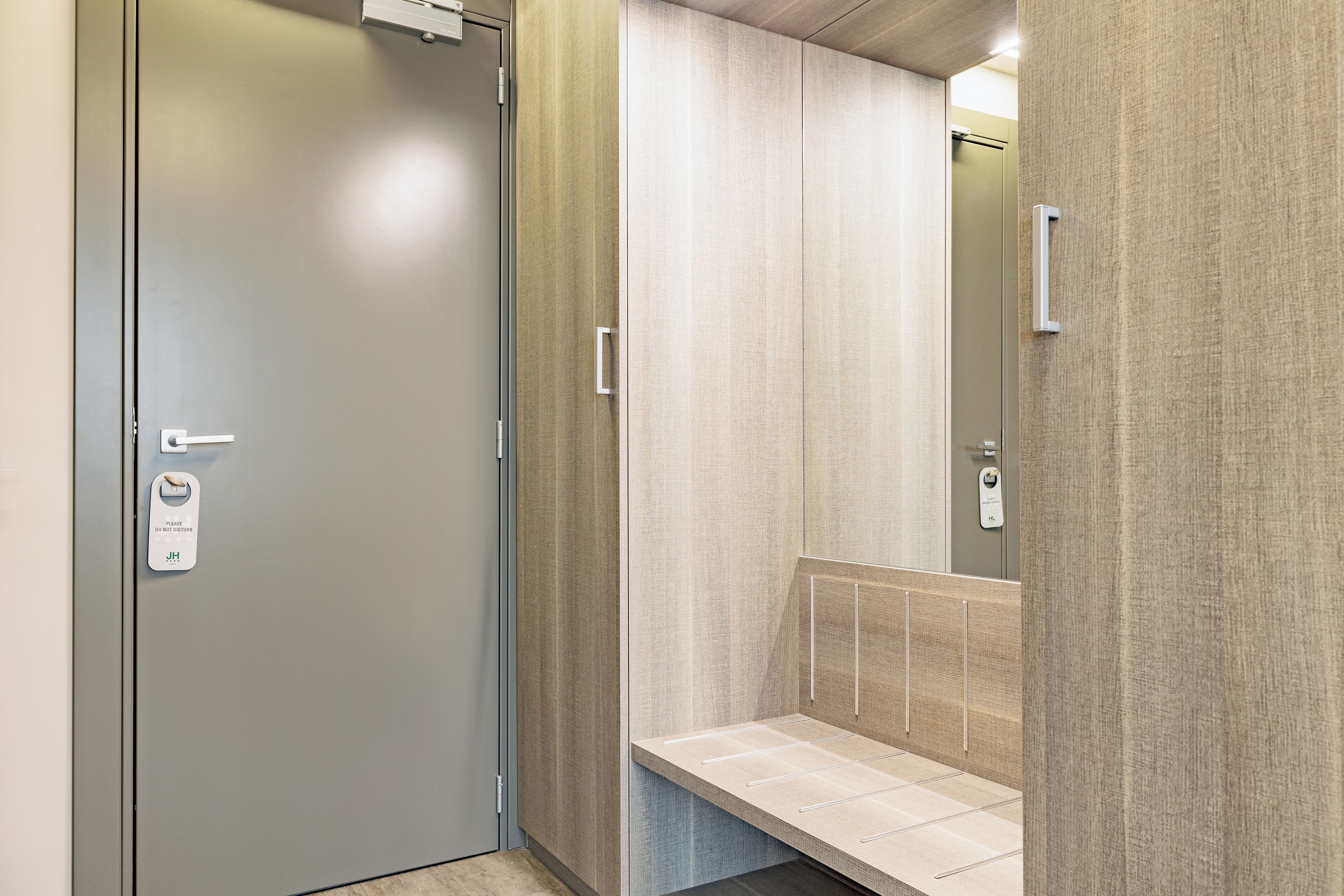 Minibar, coffres-forts dans les chambres, ameublement personnalisé