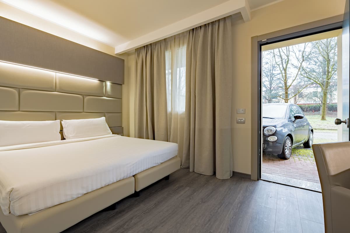 Habitación clásica, 1 cama matrimonial | Minibar, caja de seguridad en la habitación y muebles diferentes