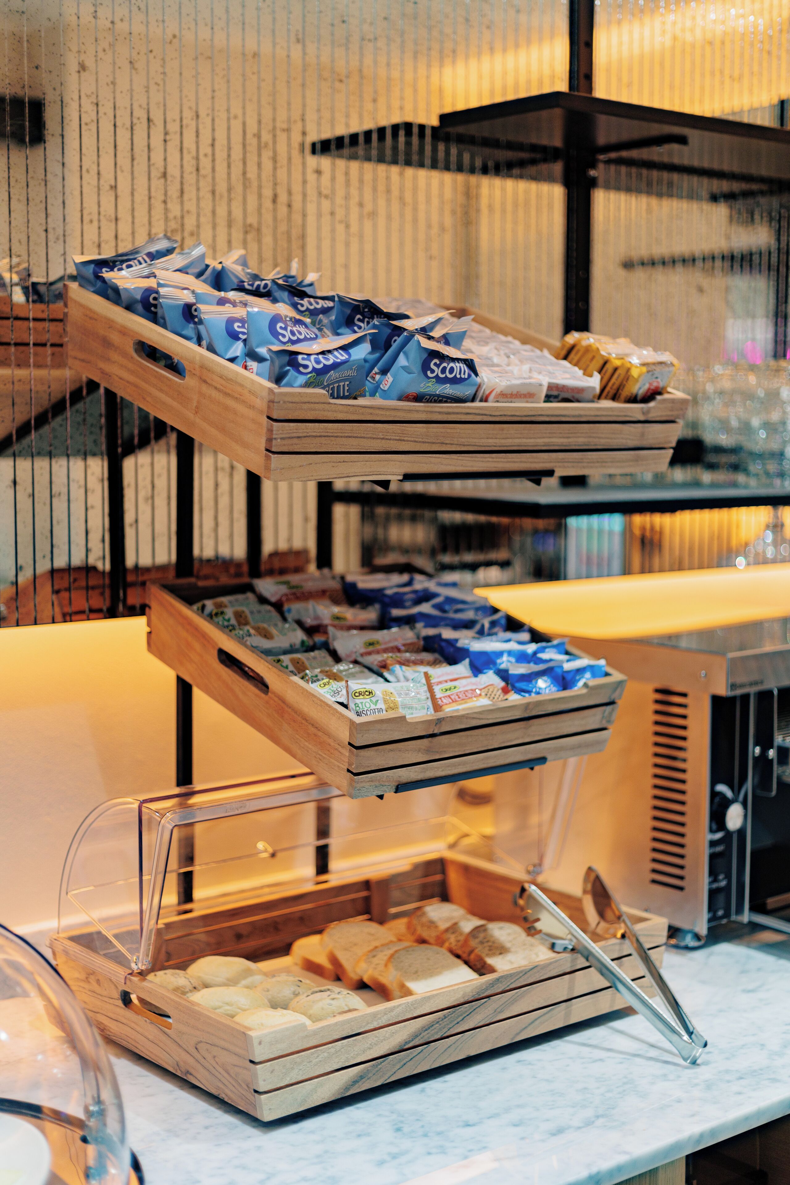 Una mesa de buffet con distintos alimentos y aperitivos.