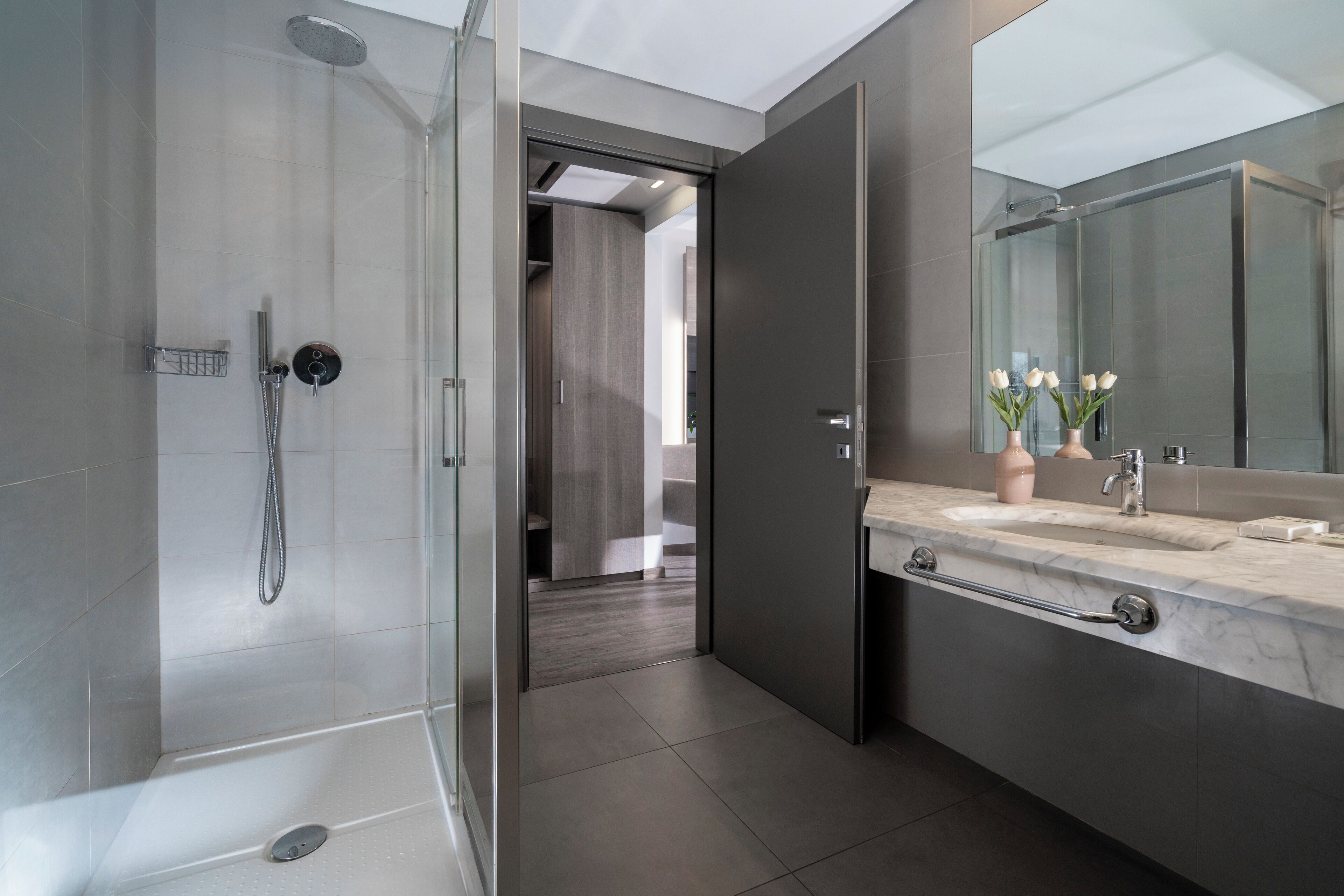 Dusche, kostenlose Toilettenartikel, Haartrockner, Hausschuhe