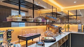 Tägliches Frühstücksbuffet (14 EUR pro Person)