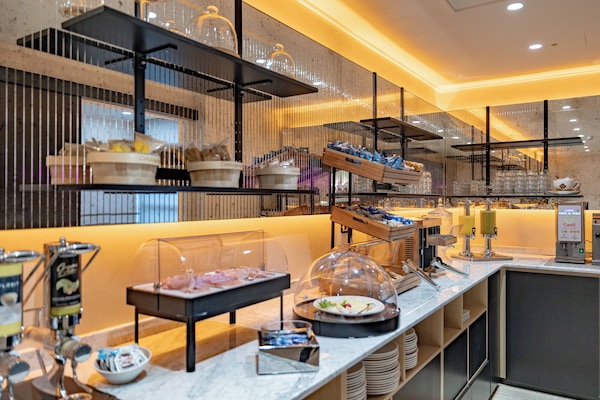 Tägliches Frühstücksbuffet (14 EUR pro Person)