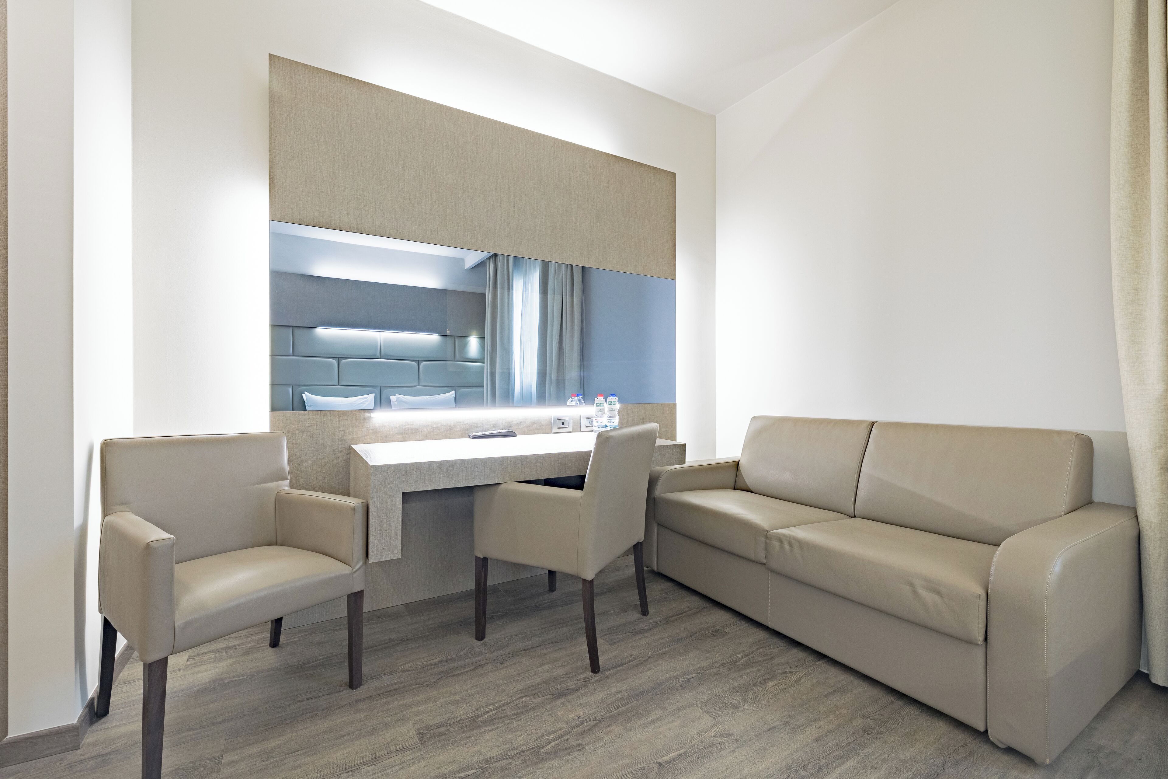 Biancheria da letto di alta qualità, copriletto in piuma, minibar