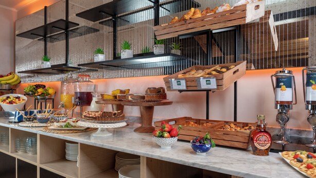 A buffet with various food items, including fruits, pastries, and beverages. - Just Hotel Saronno (Saronno)