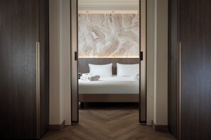 Habitación Deluxe, 1 cama doble | Ropa de cama de alta calidad, edredones de plumas, minibar y caja fuerte