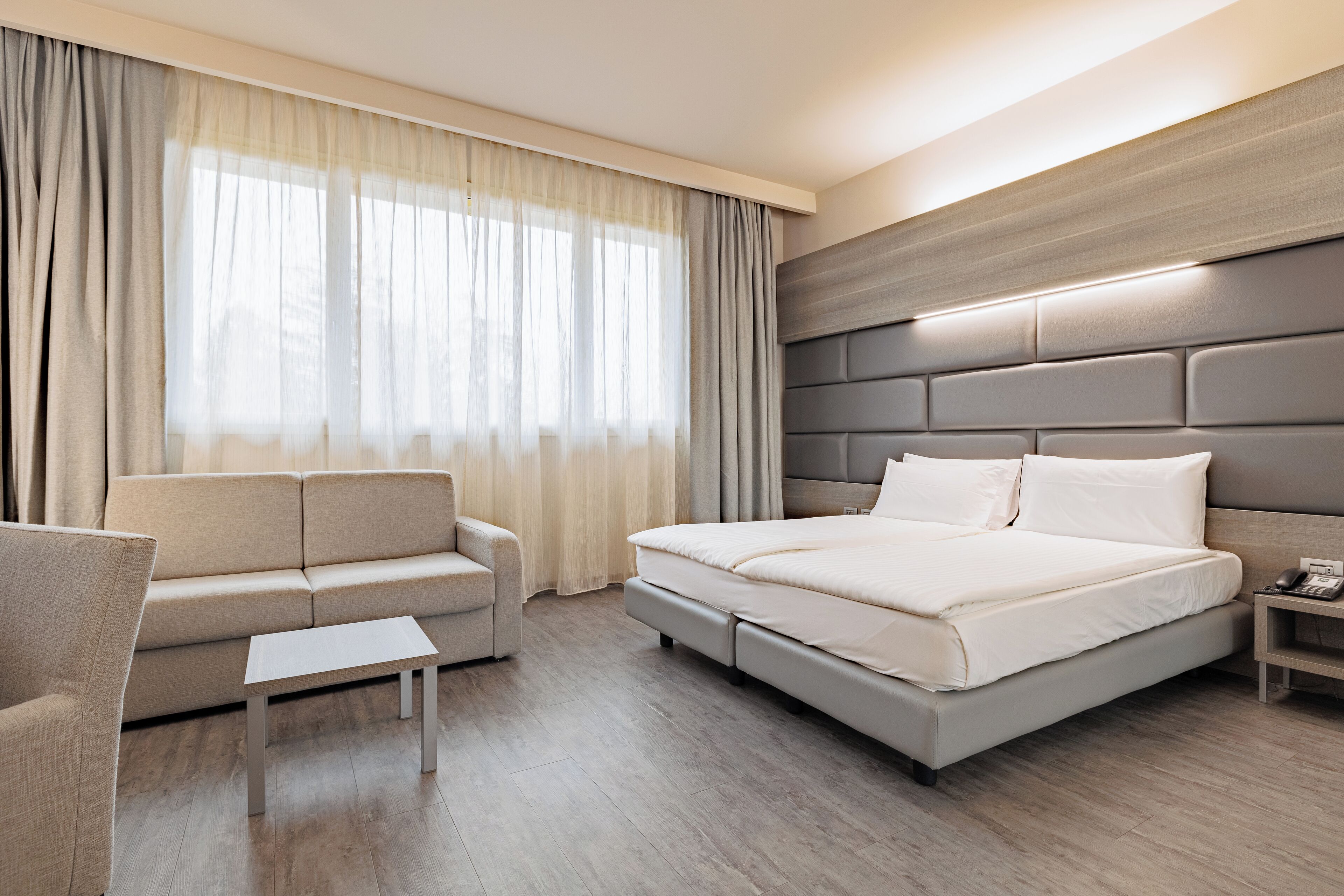 Camera Comfort, 1 letto matrimoniale con divano letto | Biancheria da letto di alta qualità, copriletto in piuma, minibar