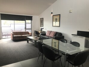 Flat-screen TV - Crown on Darby (Cooks Hill)