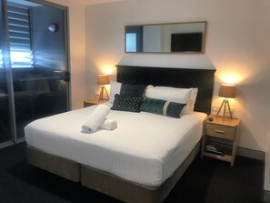 Minibar, muebles diferentes y espacio para trabajar con laptop 