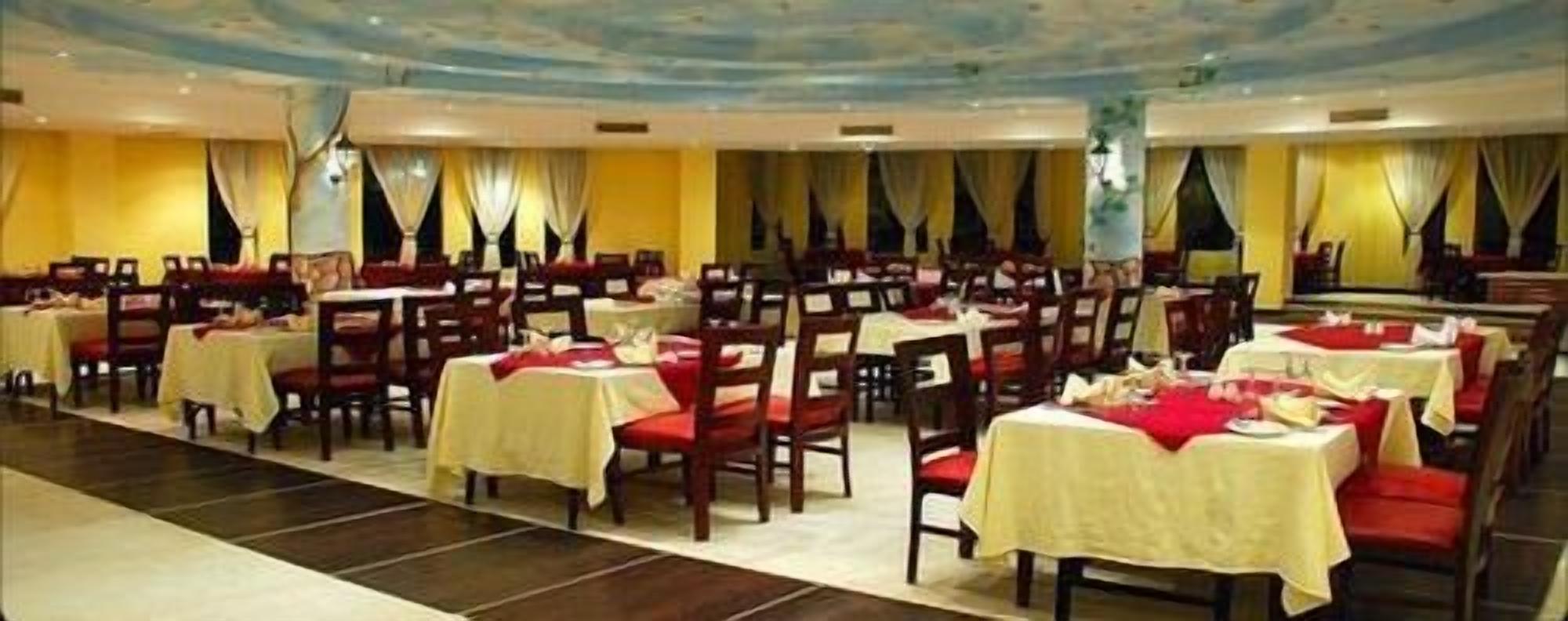 Sarapan dan makan tengah hari dihidangkan, masakan antarabangsa 