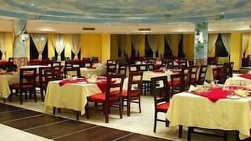 Sarapan dan makan tengah hari dihidangkan, masakan antarabangsa