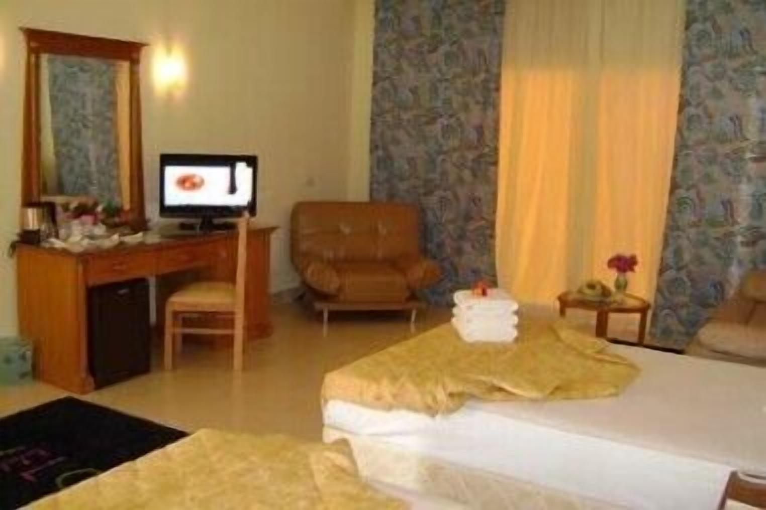 Doppelzimmer | Minibar, Zimmersafe, Schreibtisch, Bügeleisen/Bügelbrett